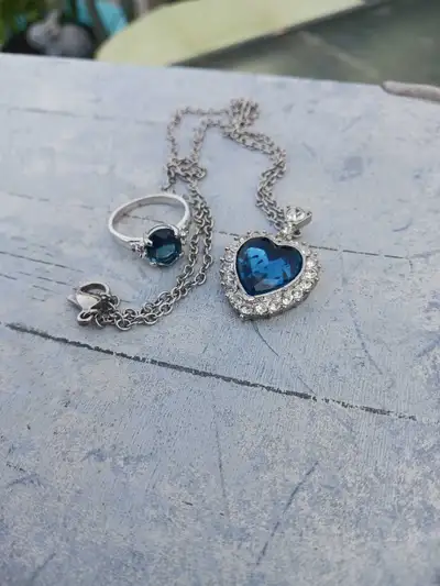 This pre-loved Heart of the Ocean jewellery set features a stunning blue heart-shaped pendant on a m...