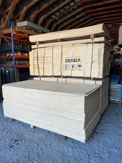 Contreplaqué en peuplier (neuf). 48" x 96". 1/2" d’épaisseur. 45$/ch. Matériaux et surplus Lefebvre....