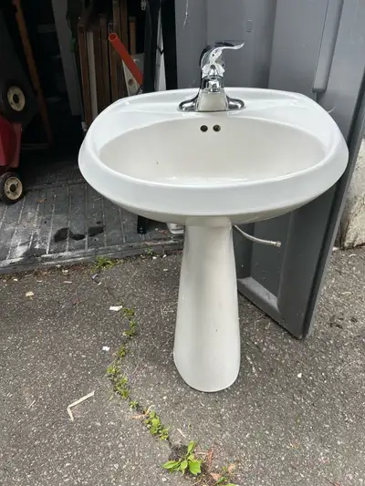lavabo sur pied en bon état , View more
