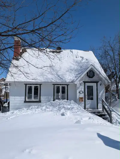 Chaleureuse maison, à 2 pas de l’école St-Joseph, du cinéma du centre-ville. Possibilité de plusieur...