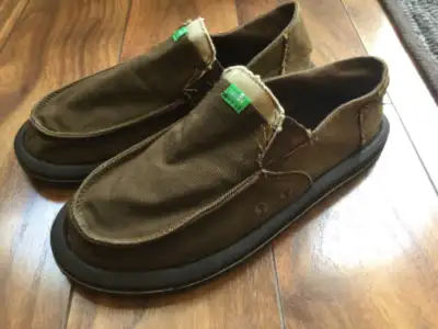Mint, like new hardly worn. Size 8. Super comfortable and great quality. Were $80 plus taxes last ye...