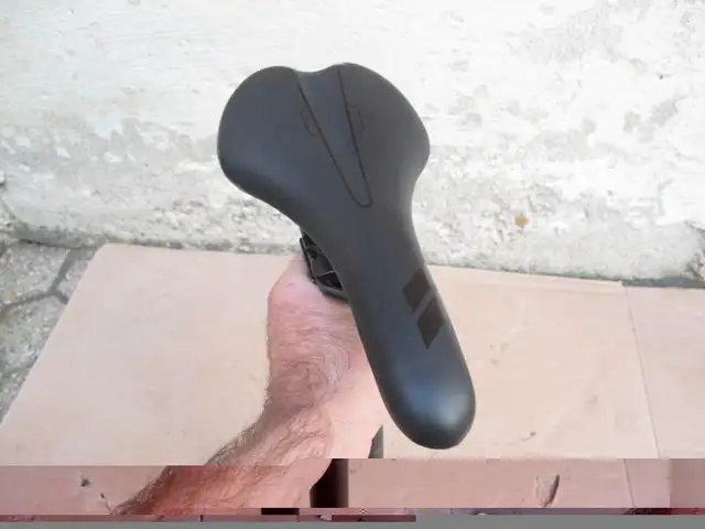 Fuji road race bicycle saddle with 27.2mm post black exc. shape in Frames & Parts in City of Toronto - Image 3