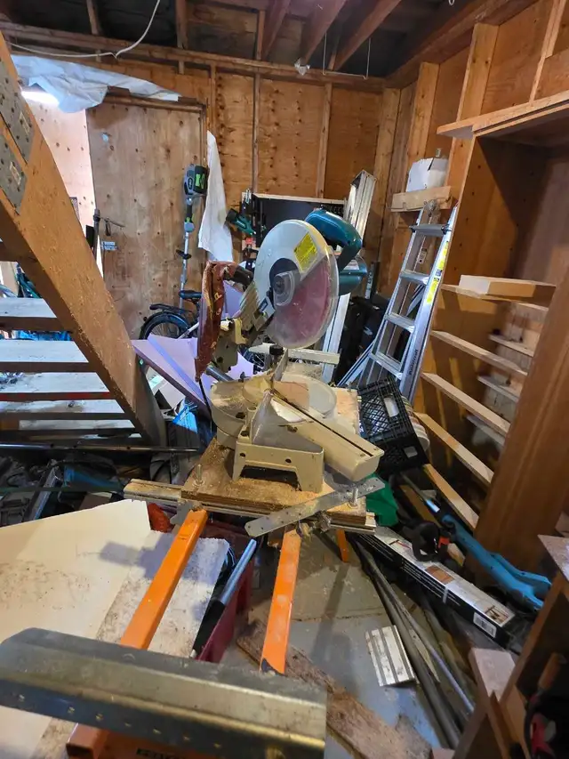 Makita Mitre Saw with Blade and Stand in Power Tools in Oshawa / Durham Region - Image 2
