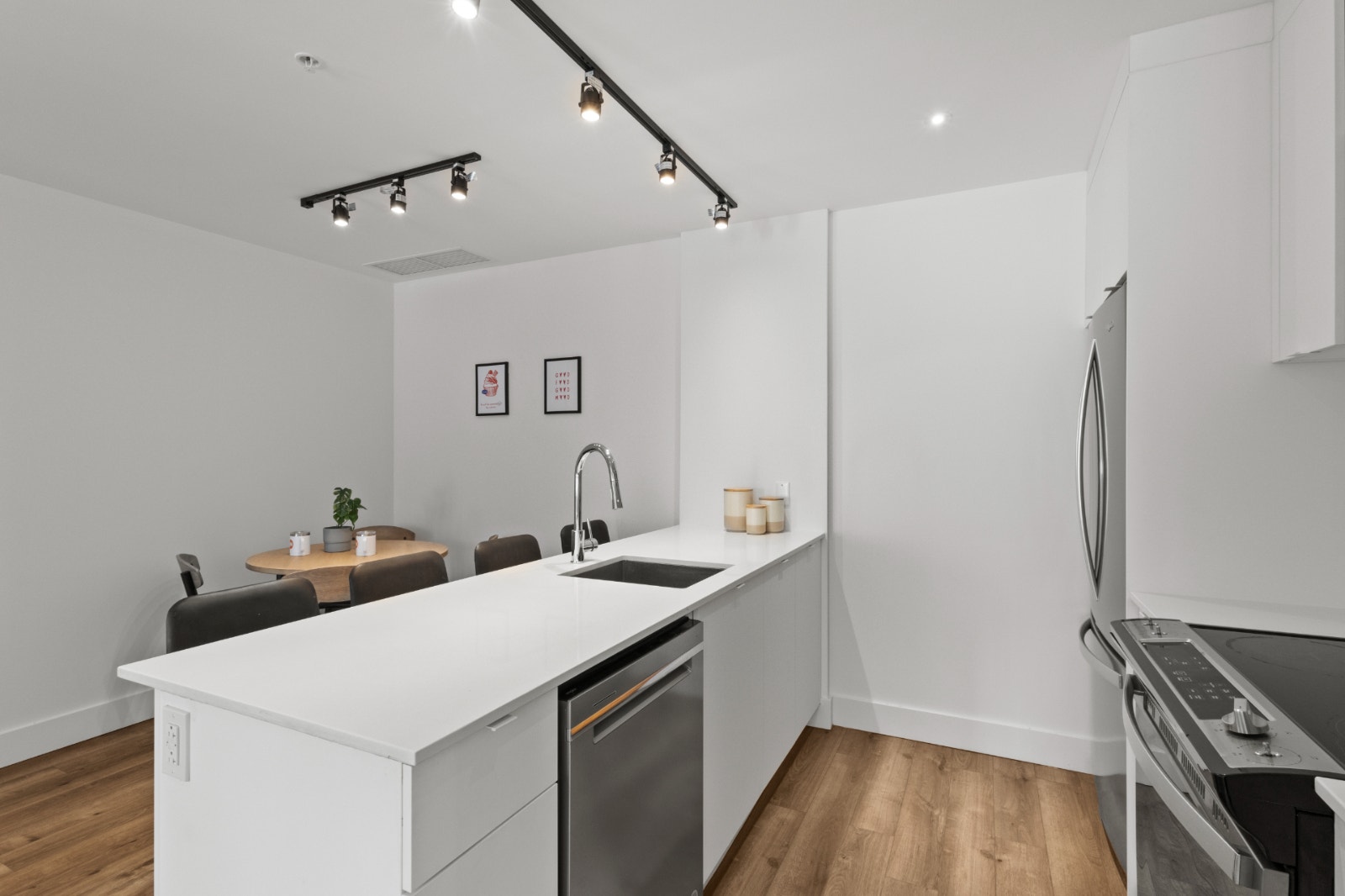 ROOM IN APARTMENT ALL INCLUSIVE | DOWNTOWN, CLOSE TO CONCORDIA! — photo 3