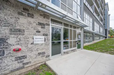 Fully Furnished, 2 Bedroom/1 Bath Apartment Available For Lease Immediately!! Spacious Open Concept,...