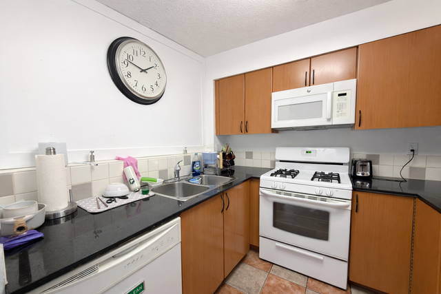 FURNISHED PRIVATE ROOM FOR RENT DOWNTOWN VANCOUVER FOR NEWCOMERS in Room Rentals & Roommates in Vancouver - Image 12