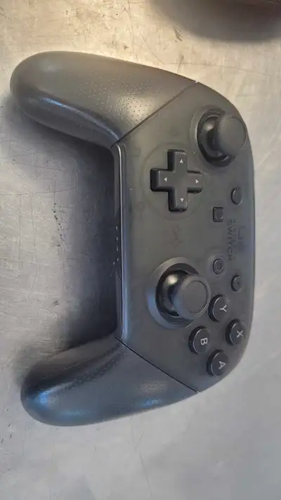 Nintendo Switch Pro Controller (32117377), View more