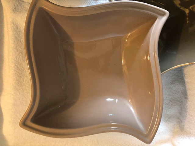 Serving Dish with Lid, never used (Brampton) in Kitchen & Dining Wares in Mississauga / Peel Region - Image 2