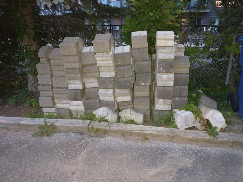 70 Concrete Slope Blocks Objets gratuits Ville de Montréal Kijiji