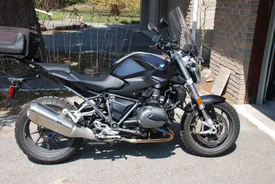 BMW R1200R, low mileage, has windscreen and Garmin GPS, Pirelli Scorpion Rally STR tires for better...