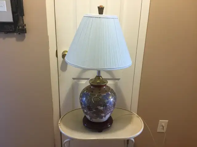 Vintage Floral Table Lamp  in Indoor Lighting & Fans in Mississauga / Peel Region - Image 3
