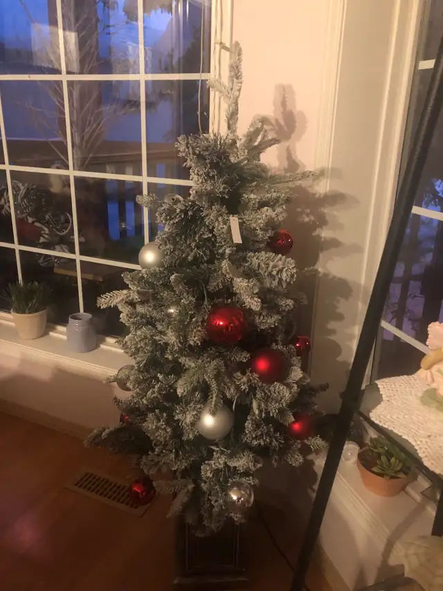 Christmas Tree - Artificial 4’ Pre-Lit579665155757199362
