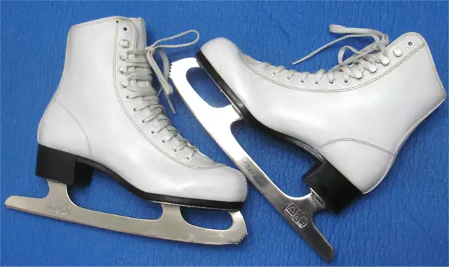 NEW CCM Figure Skates Size-5 Inner Length - 23cm/9" (Dwight in Skates & Blades in Muskoka - Image 3