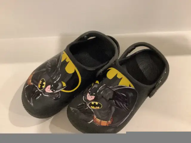 Crocs pour garçon (taille. 2) in Kids & Youth in Longueuil / South Shore - Image 5