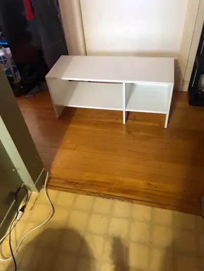 meuble télé de marque Ikea comme neuf,40$, View more
