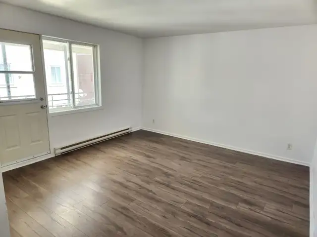 Grand 4 ½ rénové au 2e étage – près de toutes les commodités