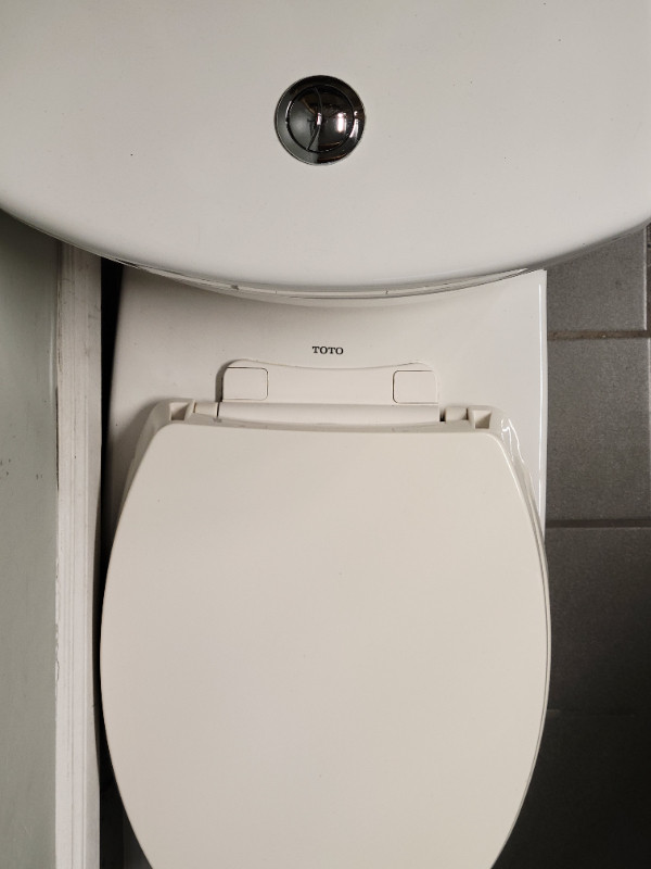 Toto toilet dans Plomberie, éviers, toilettes et bains  à Ville de Montréal - Image 2