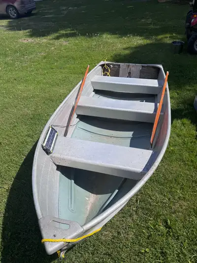 -Landeau 12ft aluminum craft - Coleman 5h motor (4-stroke) integrated fuel tank Comes with solar bil...