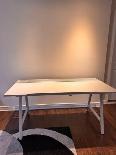 En parfaite condition Hauteur ajustable Je le vends car je cherche une table plus petite