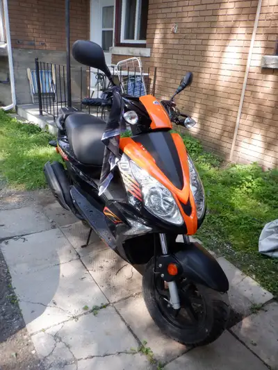 scooter Adly model:GTS-R-50 avec 1455kilos 2022 acheter neuf femme propriétaire jamais accidenté com...