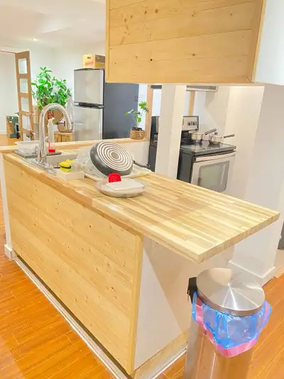 Découvrez ce superbe appartement 4½ spacieux et lumineux, il offre 2 chambres fermées dont une est à...
