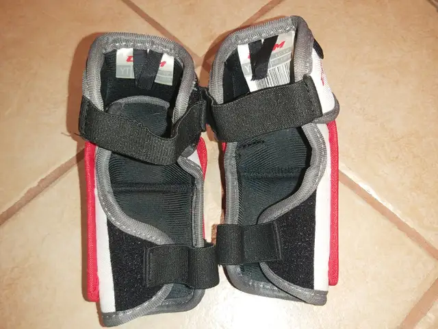 USED KIDS' HOCKEY EQUIPMENT HELMET GLOVES PANTS KNEE ELBOW PADS in Hockey in City of Toronto - Image 6