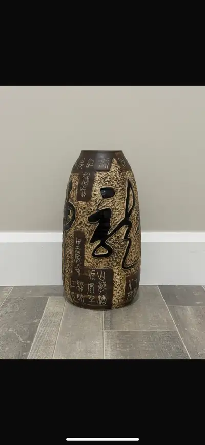 Vase avec symboles chinois, View more