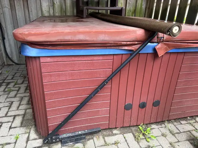 HOT TUB FOR SALE - USED in Hot Tubs & Pools in Kitchener / Waterloo - Image 2