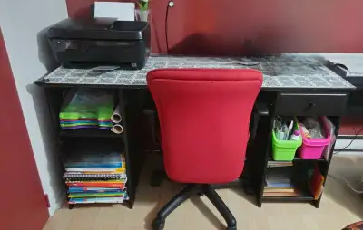 Bonjour, Je vends un bureau en bon état. Noir avec tiroir et des étagères Pas servi beaucoup car il...