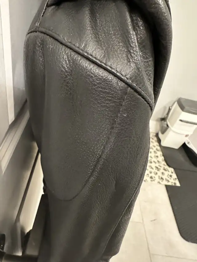 First Classic Men's Motorcycle Jacket, Medium in Men's in Belleville - Image 5