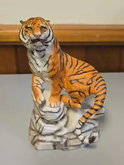 The Franklin Mint The Great Cats of the World Siberian Tiger Figurine is a stunning addition to any...