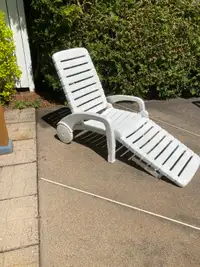 Chaise longue à jardin blanche