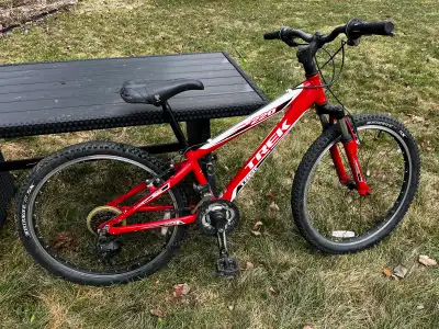 Trek MT 220 junior mountain bike 24” wheels 21 speed (3x7) Aluminum frame Front suspension Tuned up...