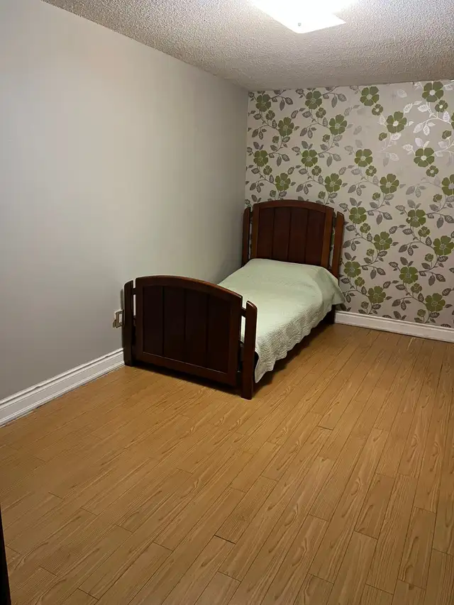 Furnished Private Room Available Immediately – UTM