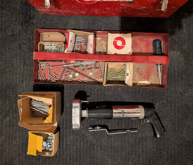 Omark 330 Pneumatic Concrete Nailer with Toolbox in Power Tools in Saskatoon