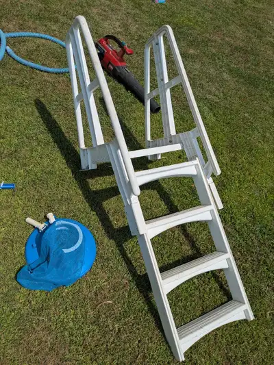 Great shape pool steps, can be mounted to a deck or concrete. Also comes with cleaning hose