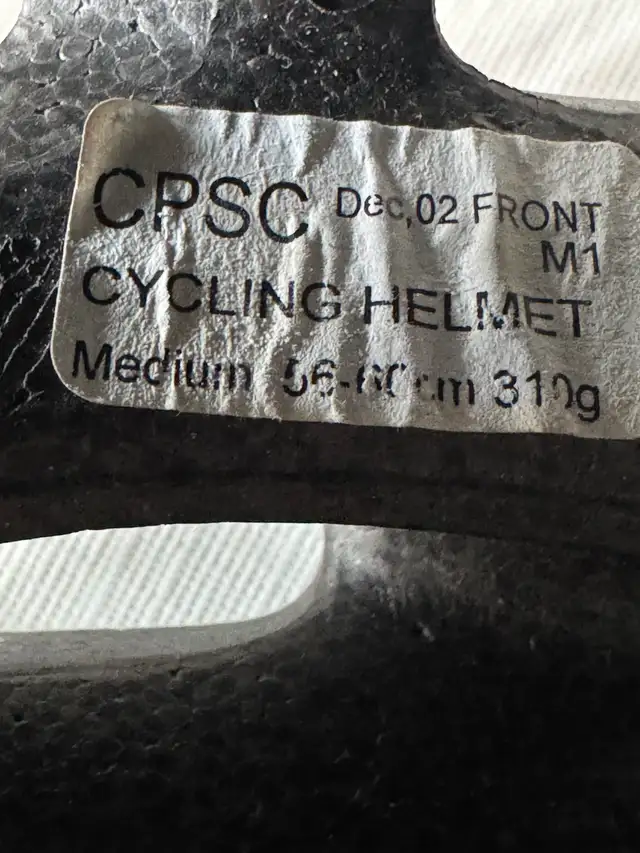 TWO ADULT ROAD BIKE CYCLING HELMETS, LIKE NEW, GOOD QUALITY in Road in City of Montréal - Image 8