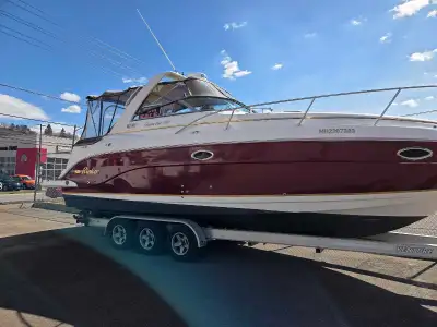 2006 This meticulously maintained Rinker 300 Fiesta Vee Express Cruiser is in mint condition and is...