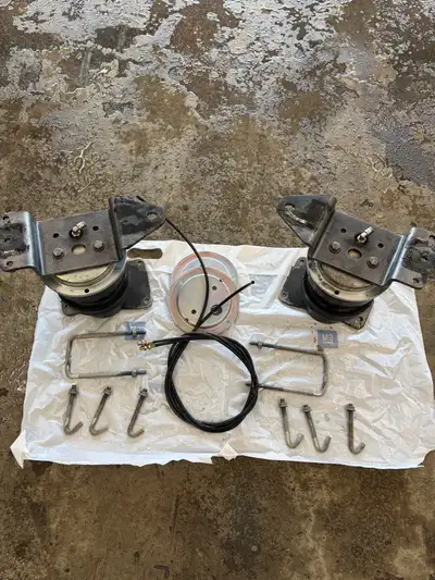 I am selling an air suspension kit for any 2019-2026 Chevy/GMC 1/2 ton truck, as seen in the photos....