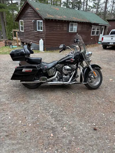 2016 FLSTC Heritage Classic,103 cu in, 6 speed, cruise control, electronic security system, 32290 km...