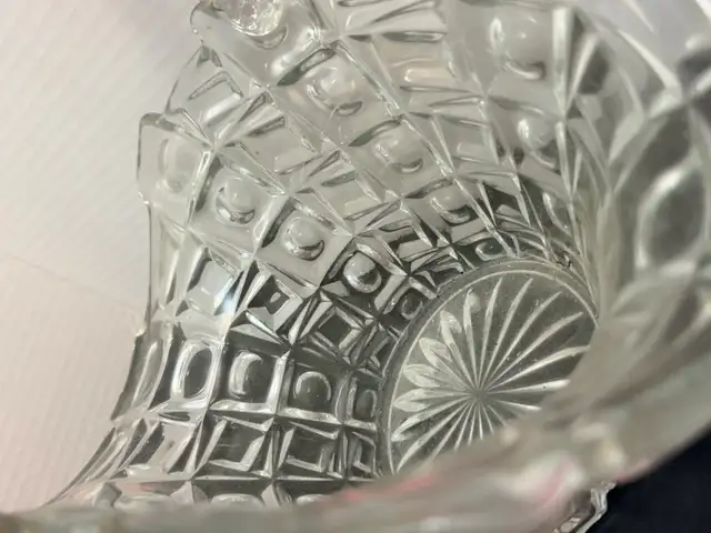 Vintage Glass Basket in Home Décor & Accents in Strathcona County - Image 6