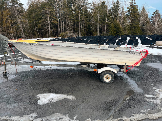 14 foot fibreglass boat and trailer in Powerboats & Motorboats in Saint John