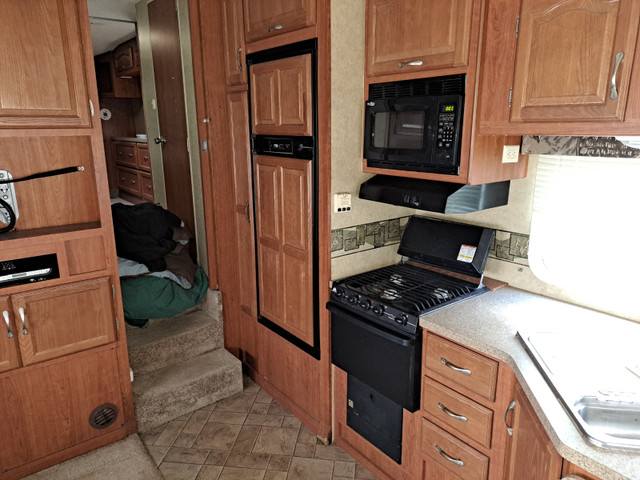 Used 2008 5th wheel Savoy trailer, Handymans special in Travel Trailers & Campers in Kingston - Image 4