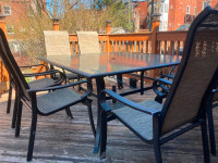Patio Set- 8 chairs and tempered glass table/ 8 chaises et table