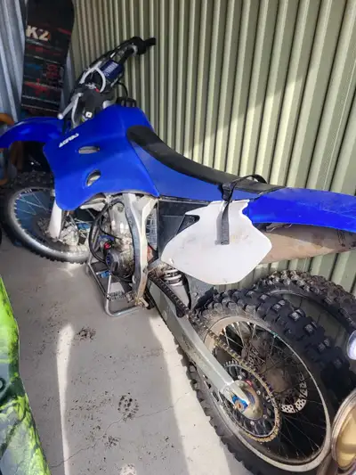 2006 yamaha yz250f. Upgraded gas tank to 3.1 gallon, fork seals done 3 years ago, runs good when it...