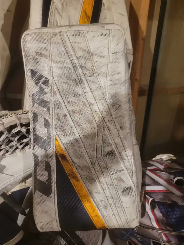 Mens full ice hockey goalie equipment SOLD pending pick up in Hockey in London - Image 10