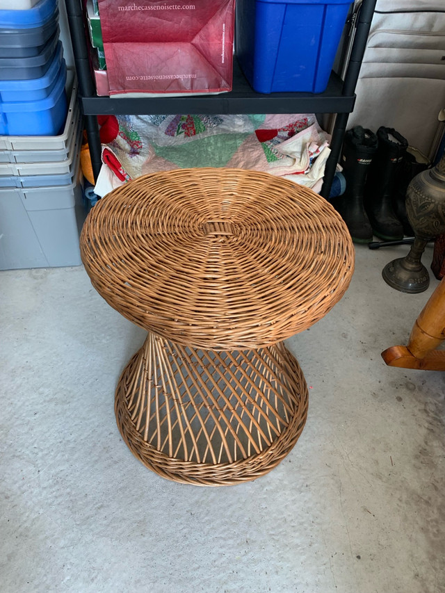 Table en rotin vintage. Haut.22.1/2x21.1/5pouces/circonference.. dans Autres tables  à Laval/Rive Nord