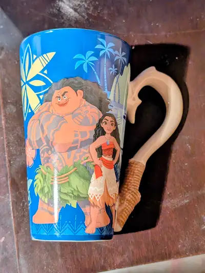 Authentic Disney mug, moana themed. No chips and no scratches. Great condition.