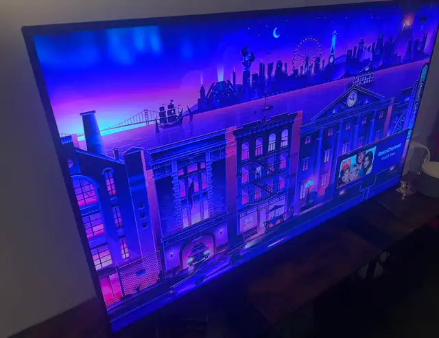 Hisence Vidda 43' Smart TV - used in TVs in City of Toronto - Image 3