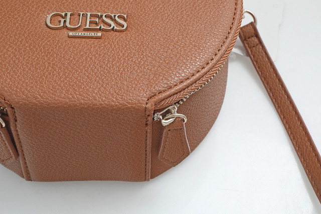 Guess Handbag in Women's - Bags & Wallets in Mississauga / Peel Region - Image 2